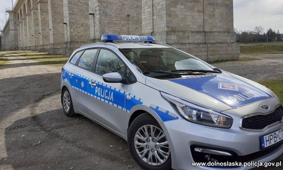 Radiowóz pod wiaduktem
