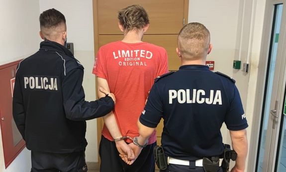 policjanci prowadzą zatrzymanego mężczyznę