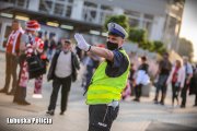 Umundurowany policjant ruchu drogowego zabezpieczający imprezę Speedway Grand Prix
