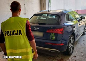 policjant podczas oględzin audi