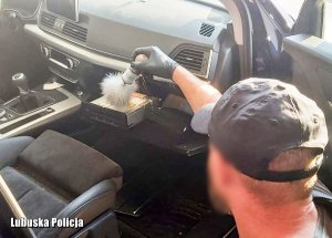 policjant podczas oględzin audi