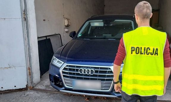 policjant podczas oględzin audi