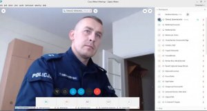 zajęcia z wykorzystaniem platformy Webex Meetings - na zdjęciu widoczny w ekranie monitora wykładowca - policjant w mundurze