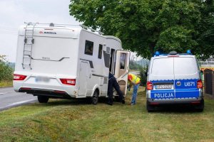 odzyskany kamper stoi na poboczu obok radiowóz policyjny