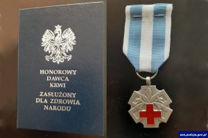 Legitymacja i odznaka „Honorowy Dawca Krwi – Zasłużony dla Zdrowia Narodu”