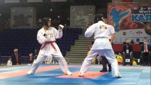 Starszy posterunkowy Michał Czechowicz podczas walki na mistrzostwach  świata w karate