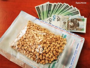 Zdjęcie kolorowe. Środki odurzające zabezpieczone przez policjantów.&quot;&gt;