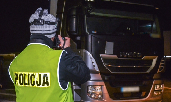 policjant podczas oględzin ciężarówki