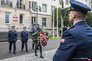 Komendant Główny Policji wraz ze swoimi dwoma zastępcami składa kwiaty pod pod Obeliskiem &quot;Poległym Policjantom – Rzeczpospolita Polska&quot;