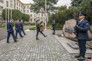 Komendant Główny Policji wraz ze swoimi dwoma zastępcami składa kwiaty pod pod Obeliskiem &quot;Poległym Policjantom – Rzeczpospolita Polska&quot;