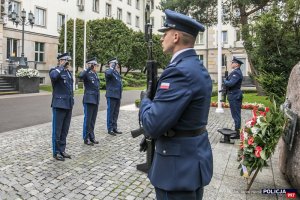 Komendant Główny Policji wraz ze swoimi dwoma zastępcami składa kwiaty pod pod Obeliskiem &quot;Poległym Policjantom – Rzeczpospolita Polska&quot;