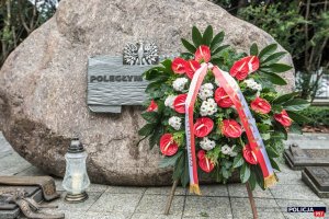 wieniec i znicz złożone przed Obeliskiem &quot;Poległym Policjantom – Rzeczpospolita Polska&quot;
