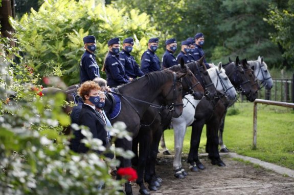 Uroczyste obchody 20. rocznicy powstania Ogniwa Konnego Komendy Miejskiej Policji w Poznaniu - na zdjęciu policyjni jeźdźcy i ich wierzchowce oraz zaproszeni goście