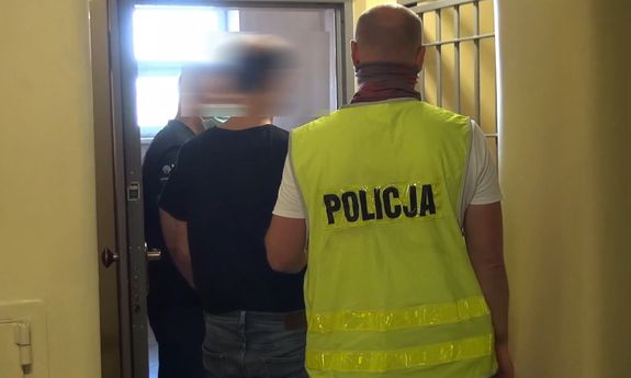 Policjant prowadzi zatrzymanego