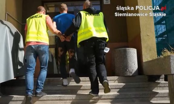 policjanci prowadzą zatrzymanego