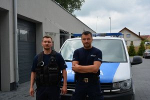 Policjanci przy radiowozie