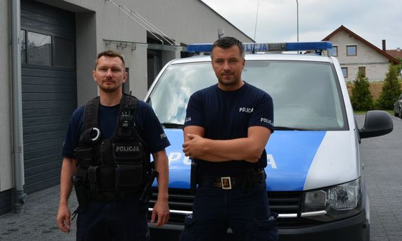 Policjanci przy radiowozie