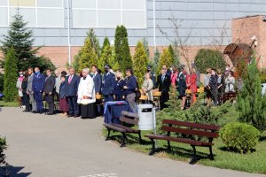 Ludzie biorący udział w uroczystości