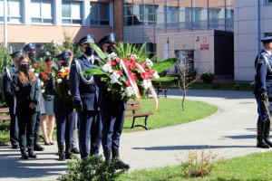 Policjanci składają wieniec