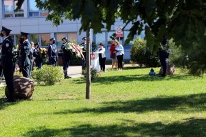 Policjanci składają wieniec