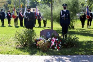 Mundurowi przy kamieniu upamiętniającym wywóz ludzi na Syberie i do Kazachstanu