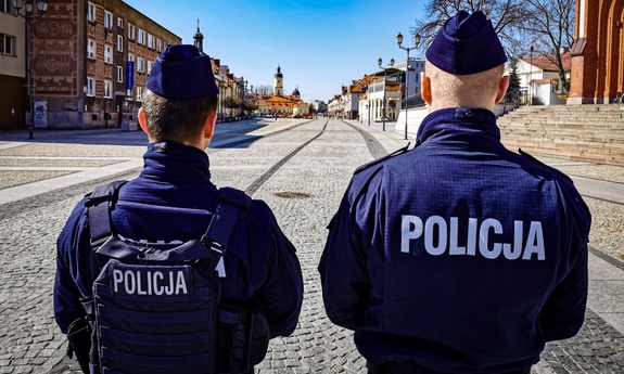 dwaj policjanci w trakcie patrolu