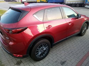 Zabezpieczona mazda CX 5 w kolorze czerwonym