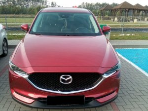 Zabezpieczona mazda CX 5 w kolorze czerwonym