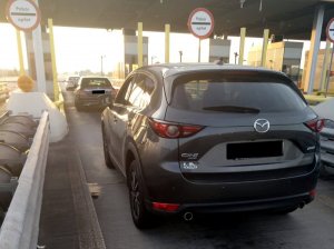 Zabezpieczona mazda CX 5 w kolorze szarym