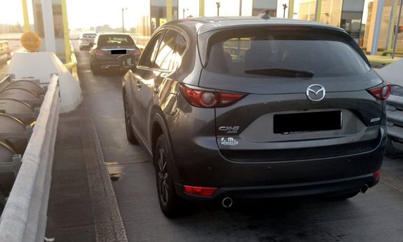 Zabezpieczona mazda CX 5 w kolorze szarym