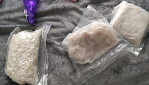 W woreczkach narkotyki w postaci jasnych kryształów, zabezpieczone przez policjantów