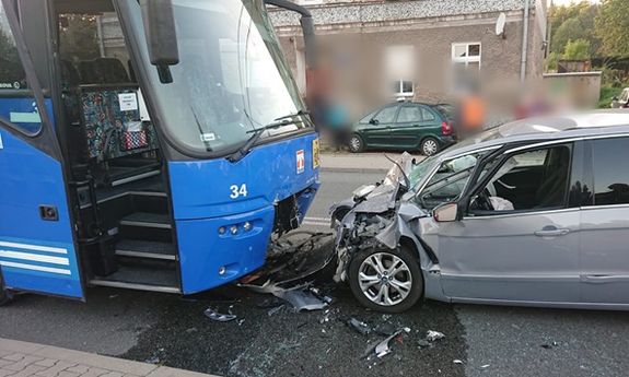 Na zdjęciu znajduje się samochód marki ford oraz autobus miejski.Oba samochody  mają mocno uszkodzony przód