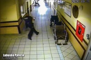 Policjant z dzieckiem na rękach biegnie po szpitalnym korytarzu&quot;&gt;