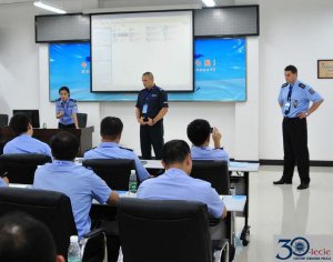 Policjant z Centrum Szkolenia Policji podczas szkolenia w chińskiej akademii policyjnej w Wuhan.
