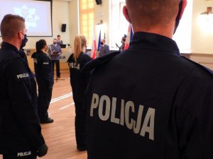 Policjanci stoją na sali podczas ślubowania