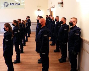 Policjanci stoją na sali podczas ślubowania