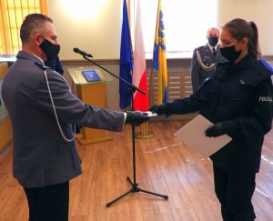 Policjantka odbiera legitymacje policyjną od I Zastępca Komendanta Wojewódzkiego Policji w Opolu insp. Adam Tychowicz