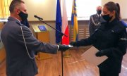 Policjantka odbiera legitymację policyjną od I Zastępca Komendanta Wojewódzkiego Policji w Opolu insp. Adam Tychowicz