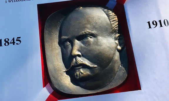 otrzymany przez komisarza Marka Łuczaka medal