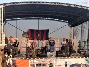 Śląscy kontrterroryści odbierają gratulacje od organizatorów za zajęcie III miejsca w zawodach
