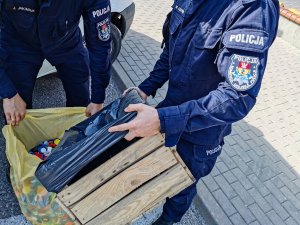 Białostoccy policjanci podczas pakowania nakrętek do worków. Następnie nakrętki zostały przekazane do pomocy choremu Nikodemowi