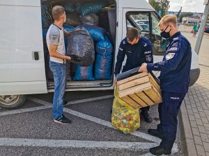 Białostoccy policjanci podczas pakowania nakrętek do worków. Następnie nakrętki zostały przekazane do pomocy choremu Nikodemowi