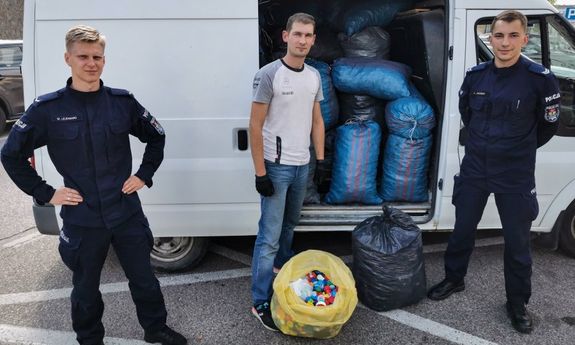 Białostoccy policjanci podczas pakowania nakrętek do worków. Następnie nakrętki zostały przekazane do pomocy choremu Nikodemowi