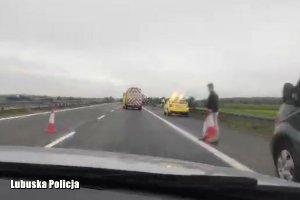 służby ratunkowe na miejscu zdarzenia, na autostradzie A2