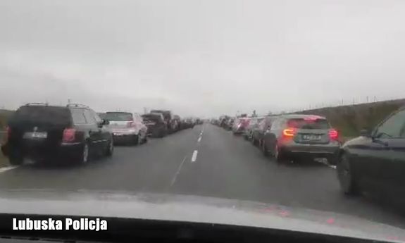 Korytarz życia utworzony przez kierowców na A2