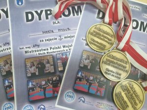 &lt;img src=&quot;/dokumenty/zalaczniki/216/mini/216-120997_m.jpg&quot; alt=&quot;dyplomy a na nich medale&quot;&gt;