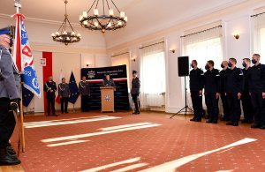 Komendant Wojewódzki Policji w Białymstoku nadinspektor Robert Szewc przemawia. W tle widać uczestników uroczystości.