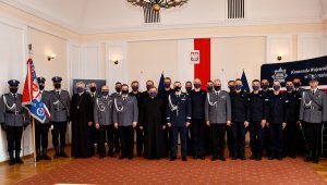 Wspólne zdjęcie nowo przyjętych policjantów z kadrą kierowniczą podlaskiej Policji i zaproszonymi gośćmi.