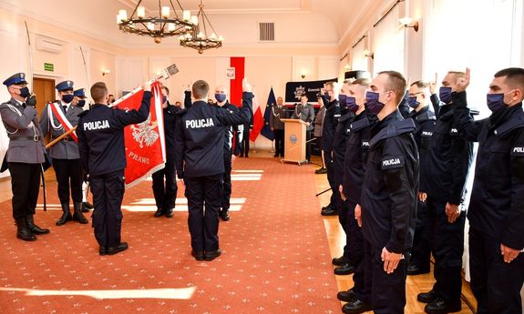 Policjanci ślubują na Sztandar Komendy Wojewódzkiej Policji w Białymstoku.