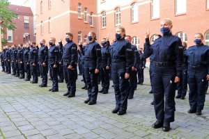 Nowi policjanci podczas wypowiadania słów roty ślubowania.